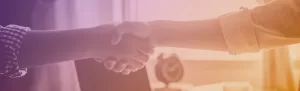 Mano de dos personas estrechándose como símbolo de colaboración en prevención
