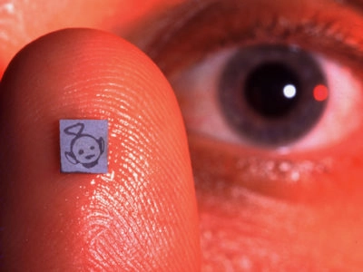 Dedo sosteniendo una papeleta de LSD, droga psicodélica de alta potencia.