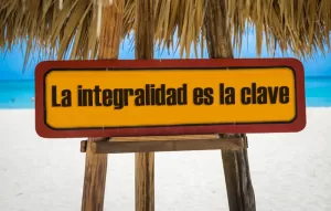 Letrero de prevención con el mensaje "La integridad es la clave".