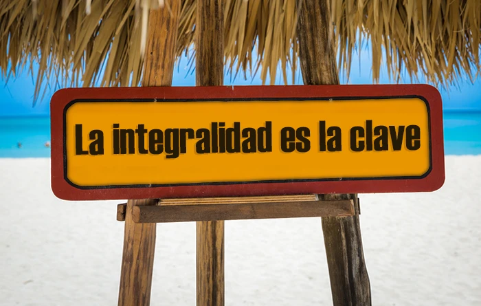 Letrero de prevención con el mensaje "La integridad es la clave".