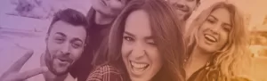 Grupo de personas sonrientes como representación de bienestar psicosocial individual y colectivo
