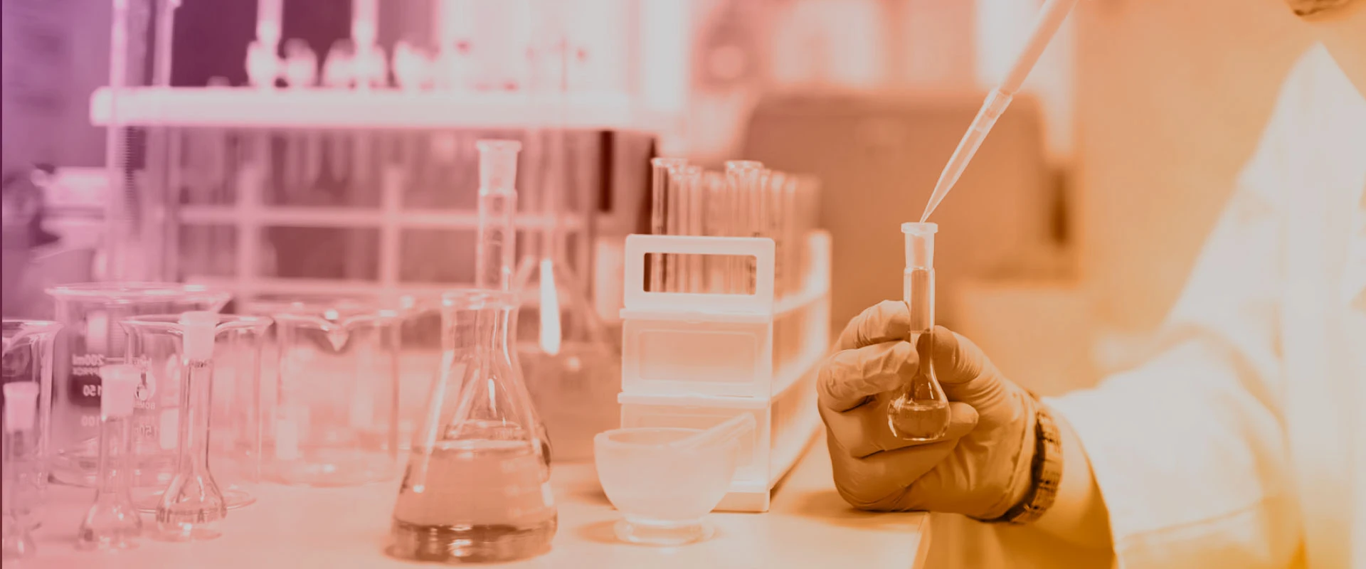 Profesional de laboratorio realizando pruebas de detección de alcohol y drogas