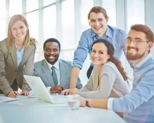 Equipo de trabajo reunido en una mesa fomentando la comunicación en el entorno organizacional.