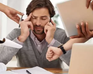 Hombre con expresión de estrés representando el impacto del desgaste emocional.
