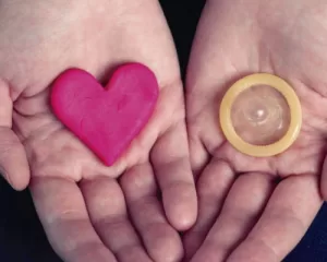 Representación visual e interactiva sobre salud sexual, promoviendo el autocuidado y la educación para la prevención de infecciones y embarazos no deseados.