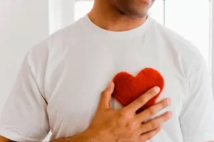 Hombre con la mano en el corazón como símbolo de compromiso con la seguridad y el autocuidado laboral