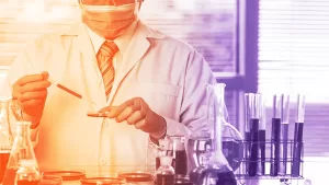 Técnico de laboratorio analizando muestra para test toxicológico laboral