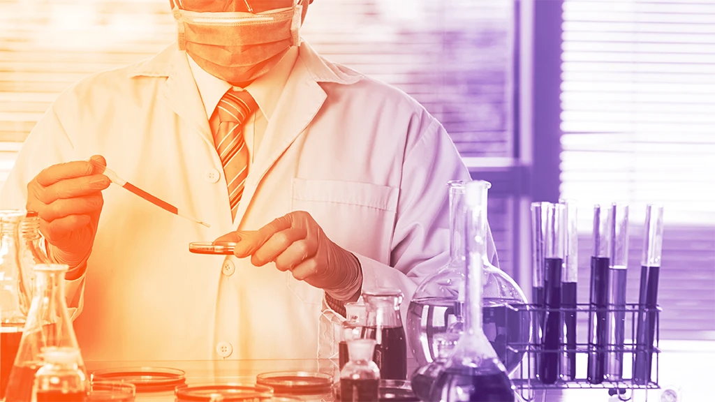 Técnico de laboratorio analizando muestra para test toxicológico laboral