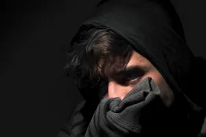 Hombre cubriéndose la boca mientras inhala cloruro de metileno.