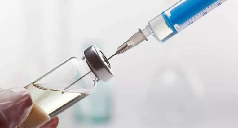 Jeringa extrayendo líquido, símbolo del consumo de “Krokodil”