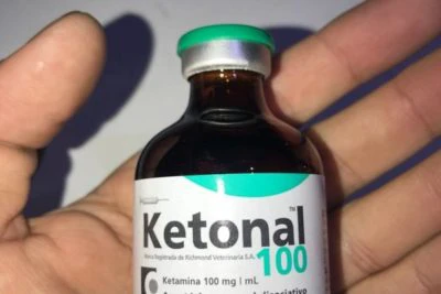 Frasco etiquetado de ketamina